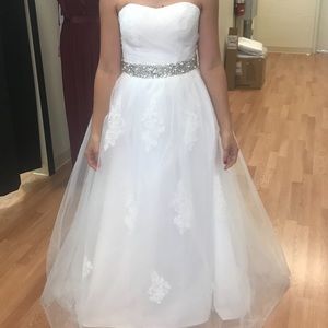 Wedding dress, size 6, never worn
